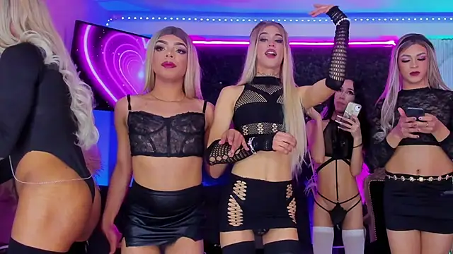 Queens_Wonders_Blonders webcam