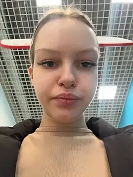 ashleymur (F teen) - play with nipple piercing