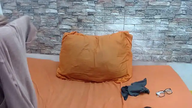 BossyBustyQueen webcam