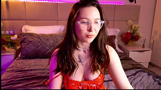 tiny_bunnyx (F teen) - Put on a different outfit)