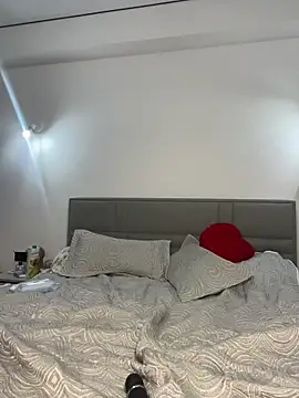 CurlyLara Live Webcam on Stripchat