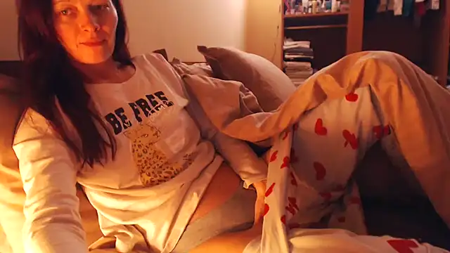 LovelyAndraGirl webcam