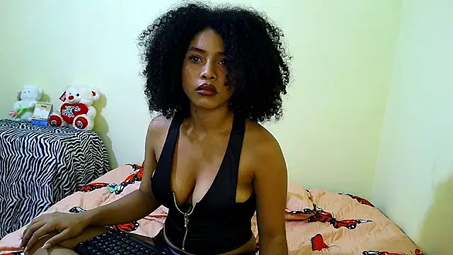 Larita_curly webcam