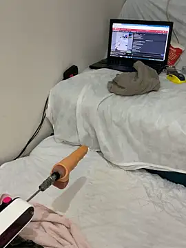 Ozge-SluttyScream69 webcam