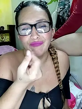 burbuja_y_caballero - BURBUJA_y_CABALLERO's free webcam - UK Sex Cams