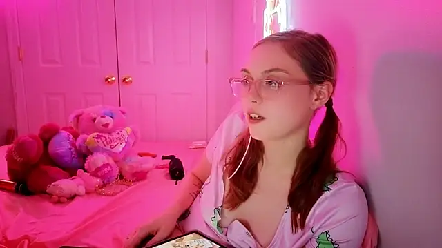 daddysprincess731 (F young) - Take top off and jump on bed