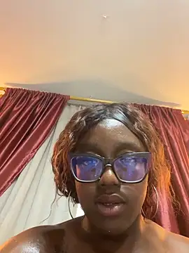 nylaroyale_cr webcam