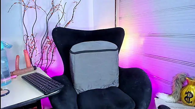 MargaretQualley webcam