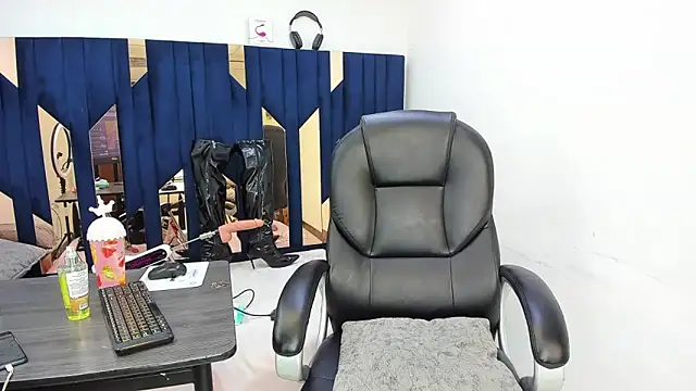 Aisha_hotts777 webcam