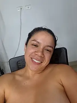 Webcam Model (Aila_Phone) is live