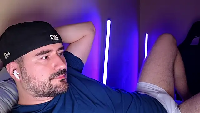 dominanttheo (Ask my age) - im horny