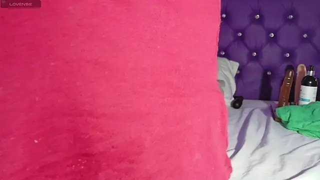 ebony_NeighborMoans webcam