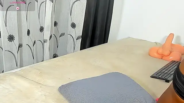 CREAMY_BUBBLEGUM live sex cam