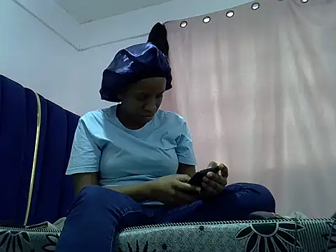 prettybeee - Prettybeee's free webcam - UK Sex Cams