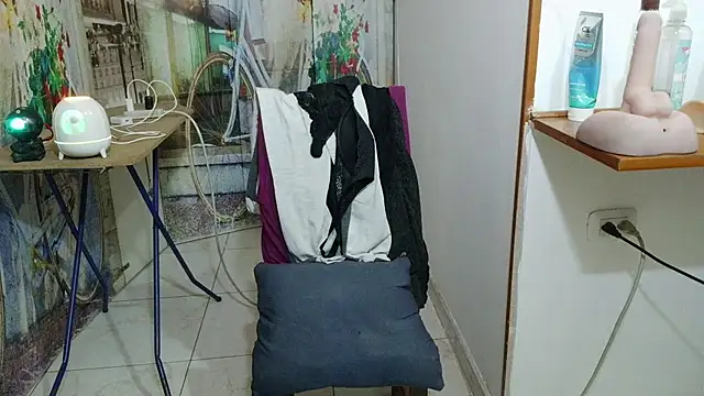 curly_greeneyed webcam