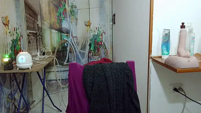 curly_greeneyed webcam