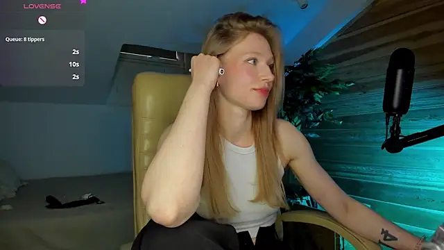 aurorashoww - AuroraShoww's free webcam - UK Sex Cams