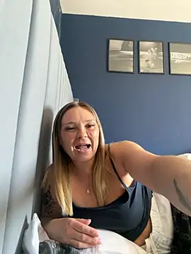 Webcam Model (Sky25x)  is live.Free join now!