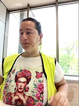 bichota85 (F milf) - Flash tits+ video