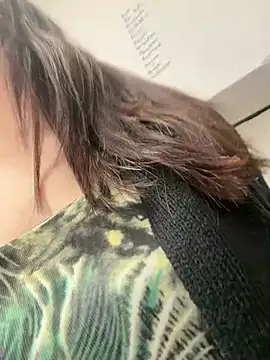 sexymelli18 (F teen) - Last tipper wins 2 vids