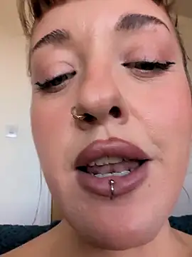 Petite_Juicy_Olive webcam