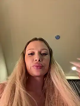 Girl-Mia webcam