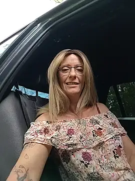 sacha_scorp (F mature) - Trois doigts dans la chatte