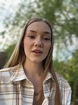 Webcam Model (MilaMoone)  is live.Free join now!