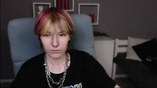 guitarandangell (F young) - What's under T-shirt today?