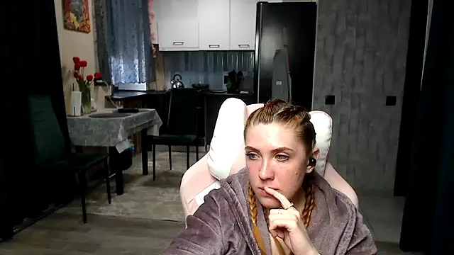 Reginasmilee live sex cam