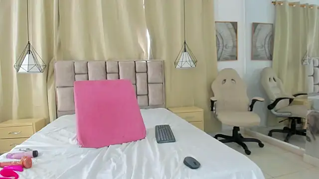 scarlettjohnson_ (F young) - Show and Suck my big tits