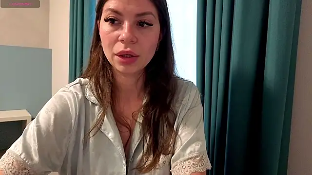 Jullyenn3 live sex cam