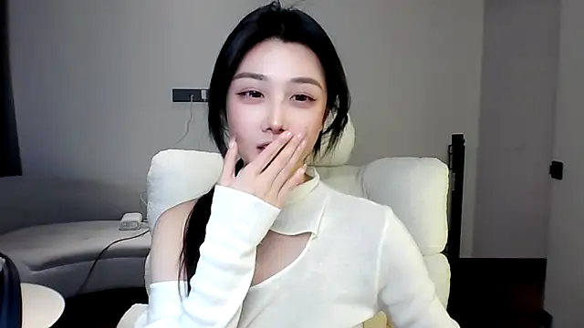 美女MedeLineayr在线直播