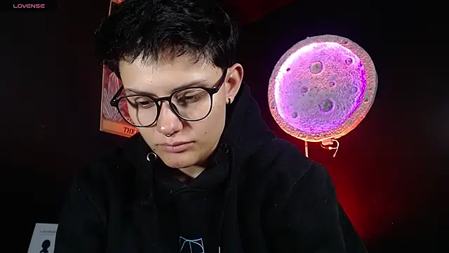 girl_intense444 webcam