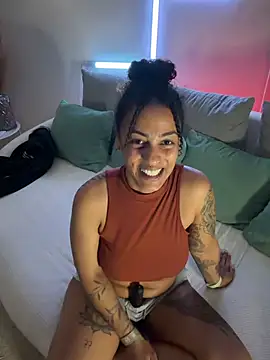 SweetPetiteNoir webcam