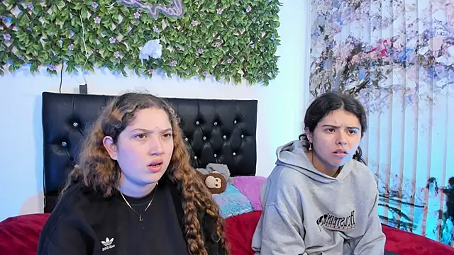 valeria_and_zoe webcam