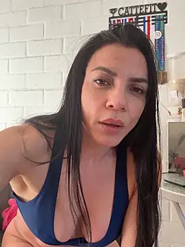 kattefit (F milf) - Naked training in the yard