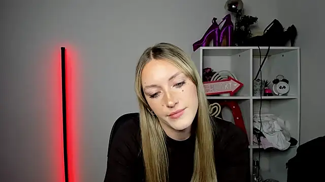 EvelynBlond webcam
