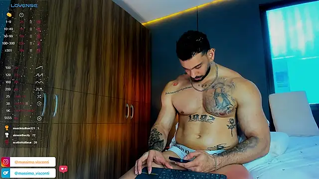 massimo_visconti (M young) - remove t-shirt