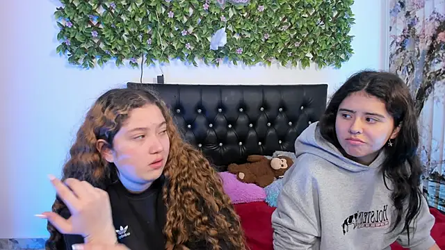 valeria_and_zoe webcam