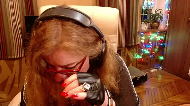 miss_tress (F mature) - naked tits