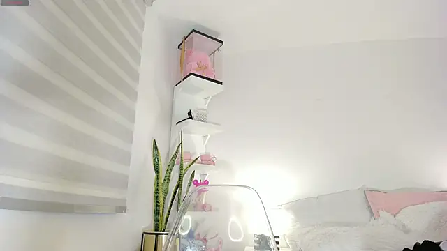 kristel_s (F young) - fingers in pussy