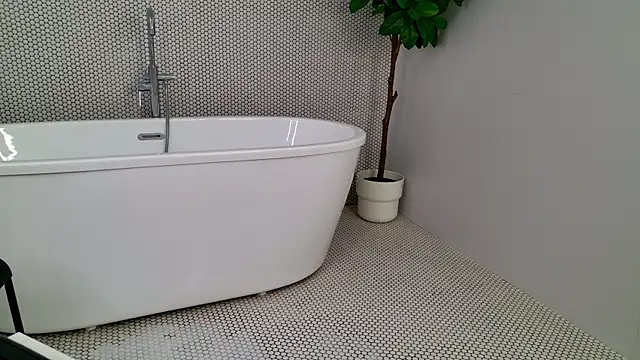 leyaatwood (F young) - tease my nipples