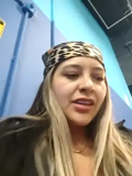 alana_69 (F young) - Boobs out + Pinch nipples in public