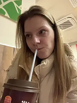 maryhiggins (F young) - Naked playing with a dildo