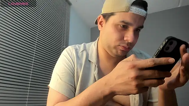 Latin_boy_surprisee webcam