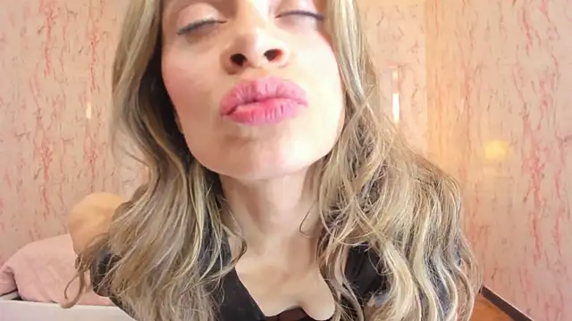 Emily_Whinfre webcam