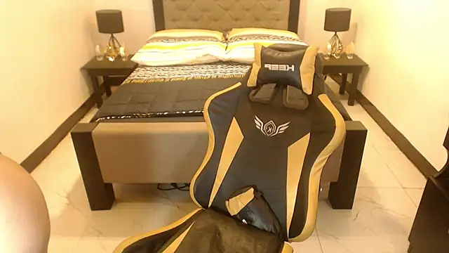 RealHugeCockTs webcam