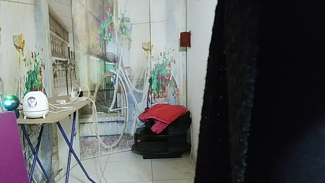 curly_greeneyed webcam