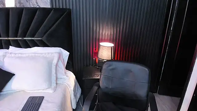 MiiaaMoonroee webcam